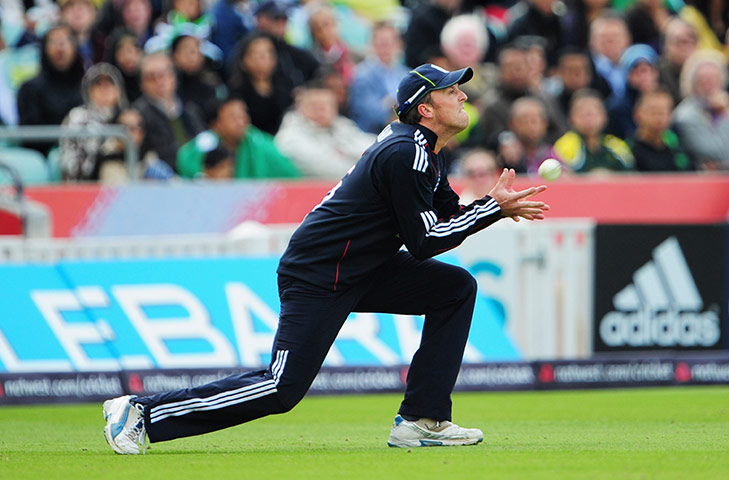 England World Cup Squad: Graeme Swann of England takes the catch to dismiss Pakistan's Umar Akmal
