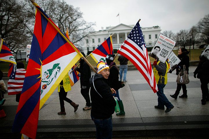 Hu Jintao in Washington: Protesters Gather At White House On As Chinese President Hu Arrives In US