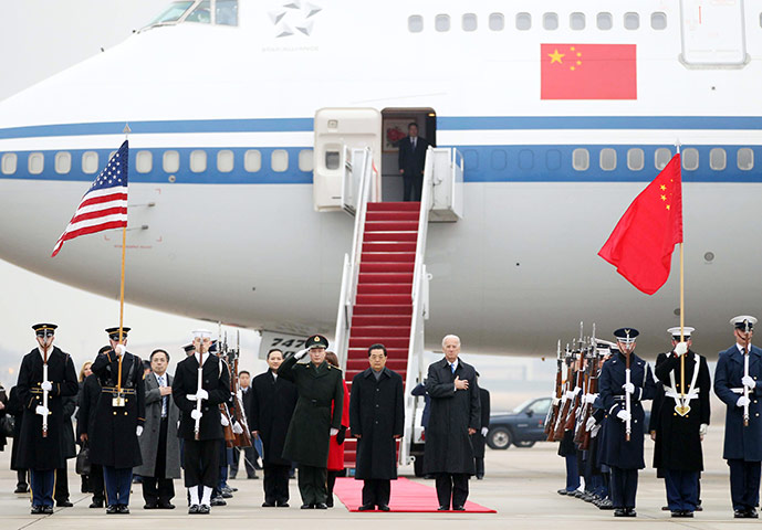 Hu Jintao in Washington: Hu Jintao with US Vice President Joe Biden at Andrews Air Force Base