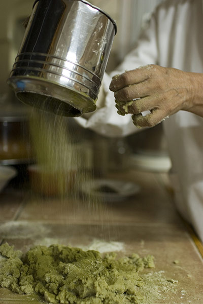 Coca products: Investigator Maria Eugenia Tenorio sprinkles flour made of coca plant