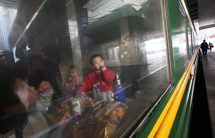 24 hours in pictures: chinese new year travel rush begins