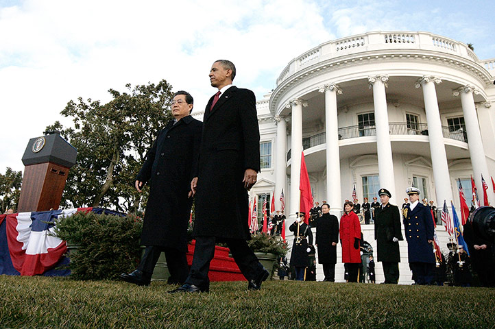 Hu Jintao Washington: Barack Obama and Hu Jintao walk across the South Lawn of the White House 