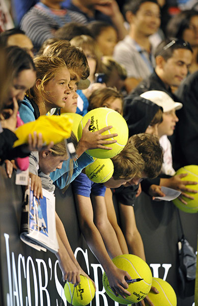 Australian Open Day 3: Young fans waiting for Roger Federer's autograph