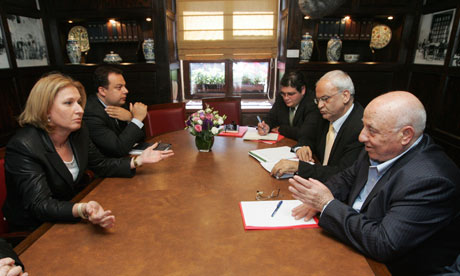 Palestinian negotiators Ahmed Qureia (right) and Saeb Erekat (2nd right) with Israel's Tzipi Livni