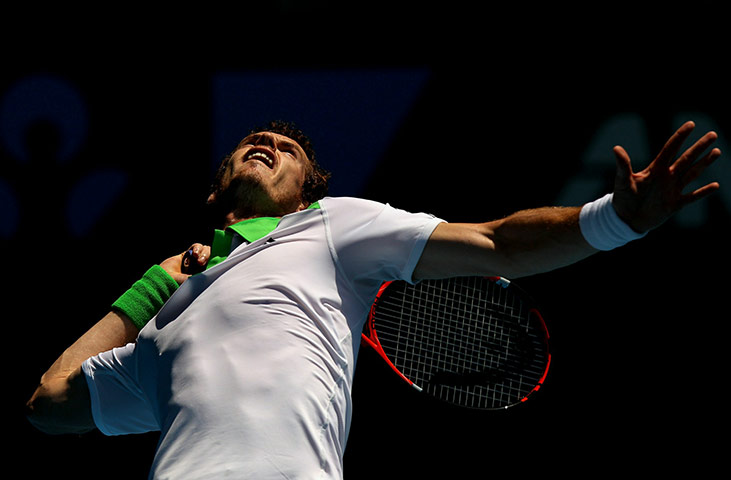 Australian Open Day 6: Andy Murray serves