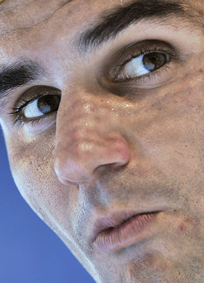 football: Roger Federer of Switzerland sits betwee