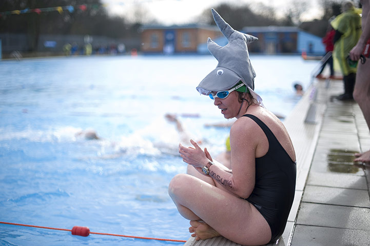 Cold water swimming: Cheering on in the relay race