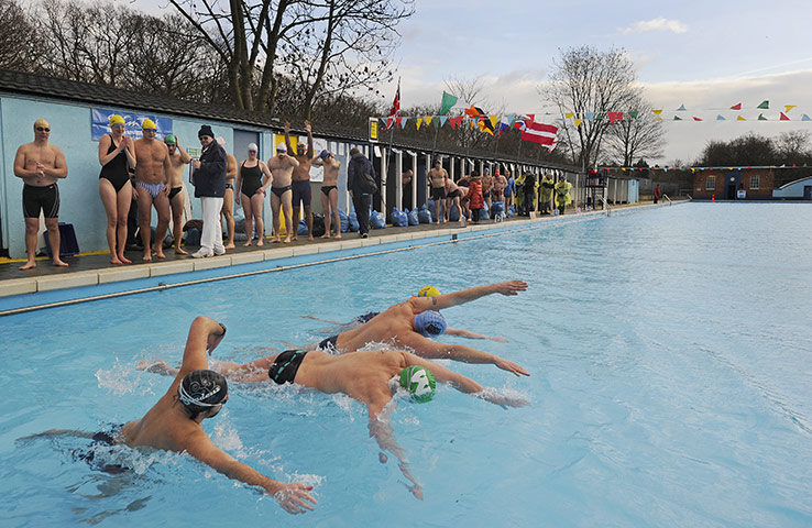 Cold water swimming: Swimmers starting at intervals in the endurance race 