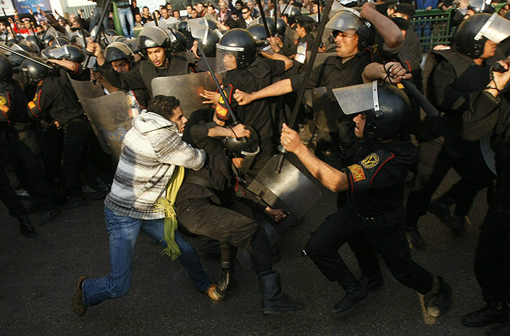 egpyt protests: Egyptian demonstrators clash with police in cairo