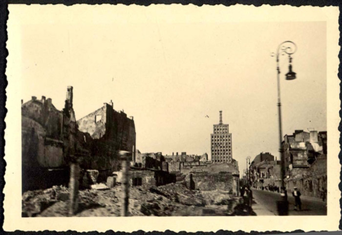 Yad Vashem: Destroyed buildings in Warsaw