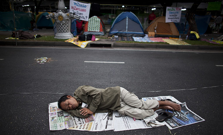 24 hours in pictures: yellow shirts in bangkok