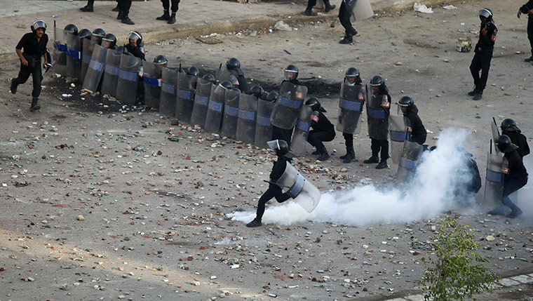 Egypt violence continues: Egyptian police battle demonstrators in Suez