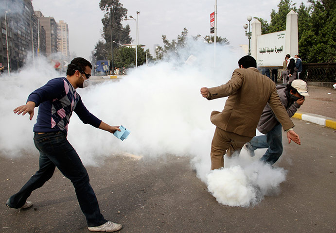 Egypt protests Cairo: Egyptian protesters react as anti-riot police fire tear gas, Cairo