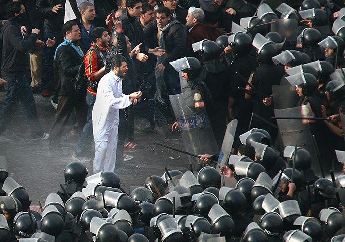 Egypt protests Cairo: Riot police face protestors on the Kasr Al Nile Bridge 