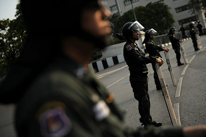 24 Hours: Thai policemen stand guard as nationalist 'Yellow Shirts' protesters rally