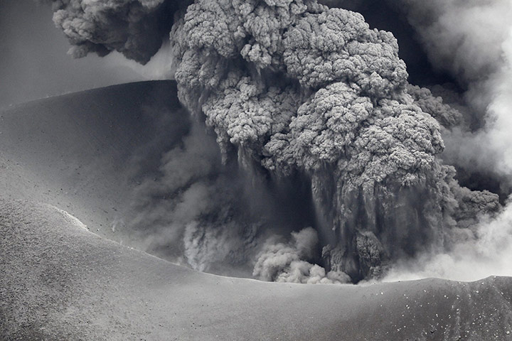 24 Hours: Shinmoedake peak erupts between Miyazaki and Kagoshima prefectures