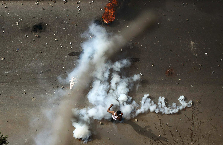 24 Hours: An Egyptian demonstrator confronts riot