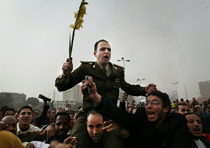 Egypt 29/01: Egyptian protestors carry an army captain on their shoulders 