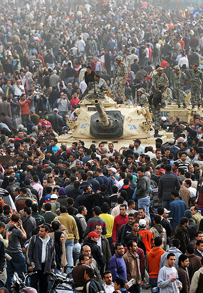 Egypt 29/01: Demonstrators assemble and speak with soldiers on tanks