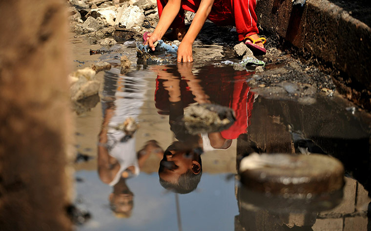 24 hours in pictures: slum fire in Philippines