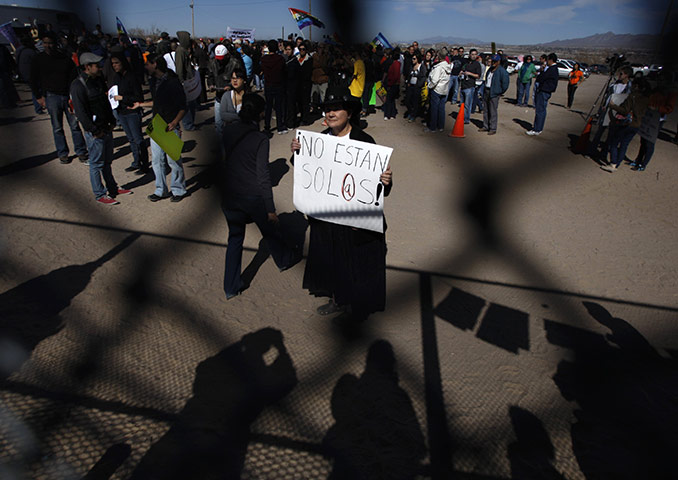 24 hours in pictures: demonstration on US mexico border