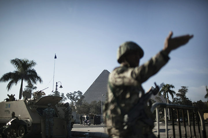 24 hours in pix: Soldiers take position in front of the pyramids 