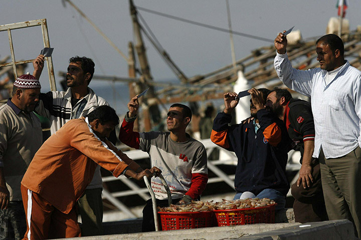 eclipse: Kuwaiti men look through special filters at a partial solar eclipse