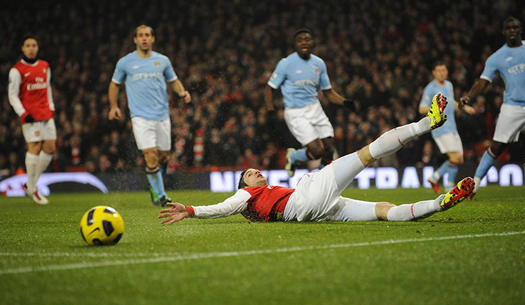 Arsenal v Manchester City: Van Persie can't reach the ball to knock it into the net
