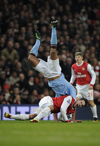 Arsenal v Manchester City: Vincent Kompany falls onto Robin van Persie 