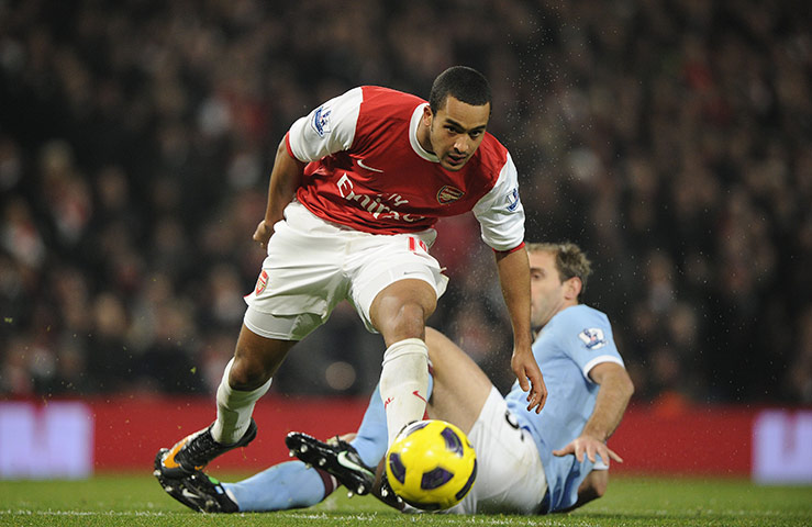 Arsenal v Manchester City: Theo Walcott goes pastg Pablo Zabaleta
