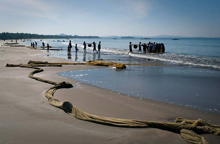 24 hours: Burma: Fishermen at work on Ngwe Saung Beach at the Bay of Bengal