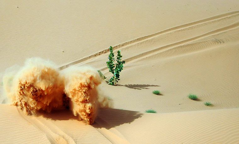 24 hours: Guelb Agantour: French driver Francois Lethier drives his buggy