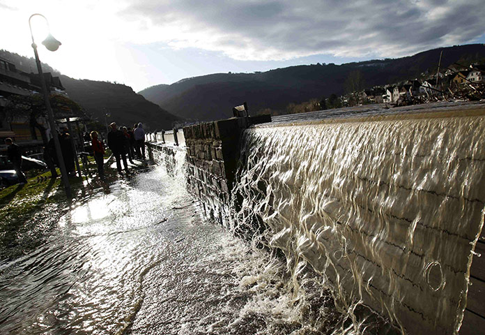 24 hours: Zell, Germany: People look at the swollen Mosel river