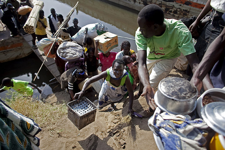 Sudan referendum: Southern Sudanese returning from Khartoum arrive at Juba