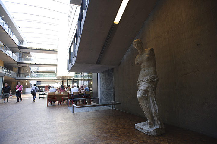 Central Saint Martins: statue