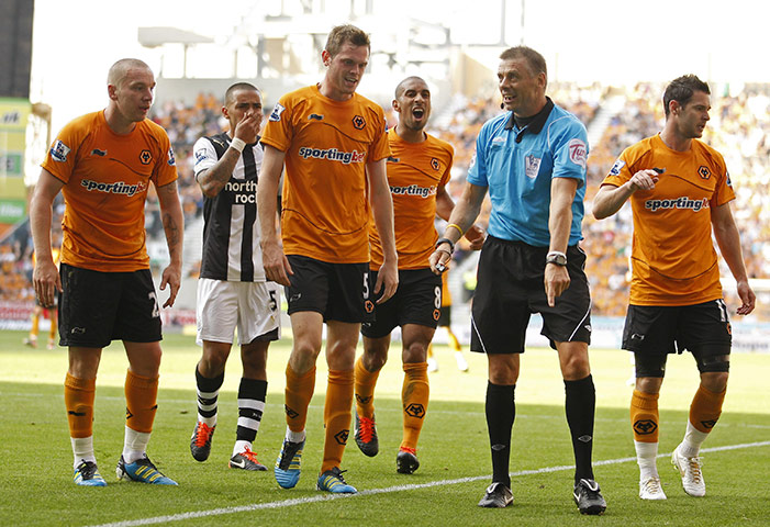 Saturday Roundup: Wolves players appeal for a penalty