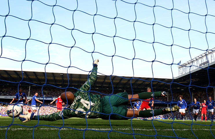 Saturday Roundup: Tim Howard saves Dirk Kuyt's penalty 