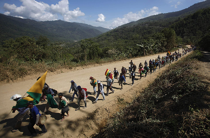 Bolivia Tipnis protests: 9 October: Marchers advance towards the Bolivian capital La Paz