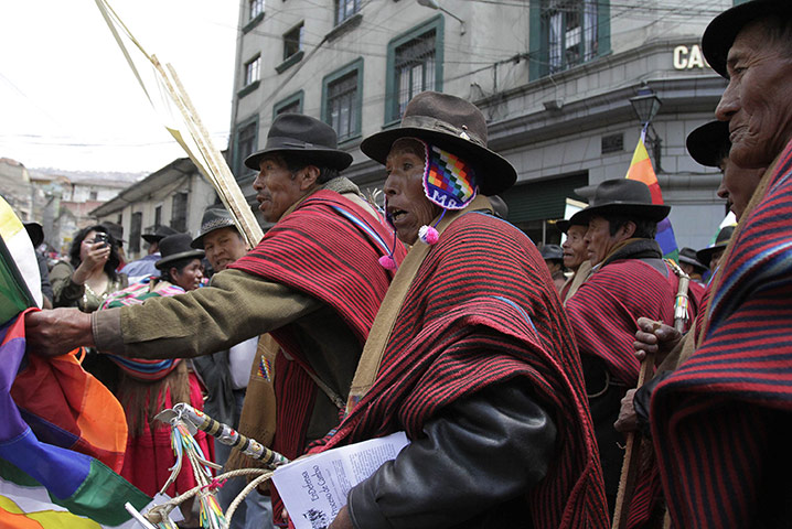 Bolivia Tipnis protests: 30 September: Bolivian indigenous people who support Morales clash