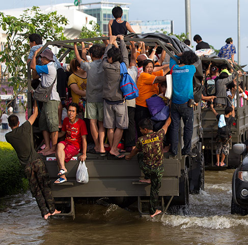 Flooding in Thailand: People are evacuated in trucks
