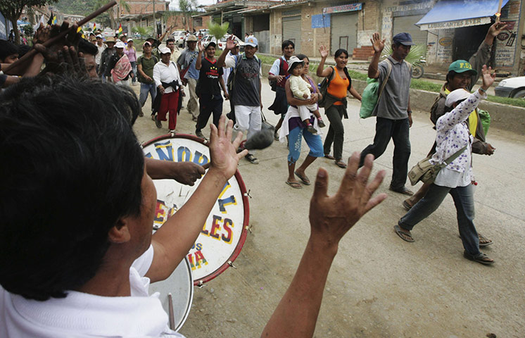 Bolivia Tipnis protests: 7 October: Bolivian indigenous people from TIPNIS arrive at Caranavi 