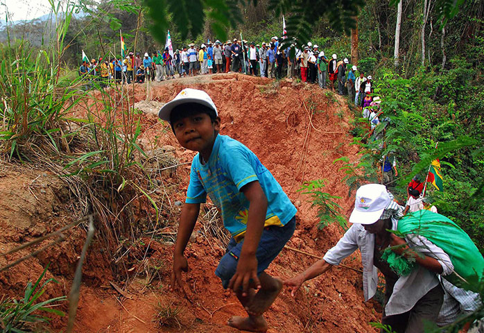 Bolivia Tipnis protests: 2 October: Bolivian natives arrive in the town of Marimonos