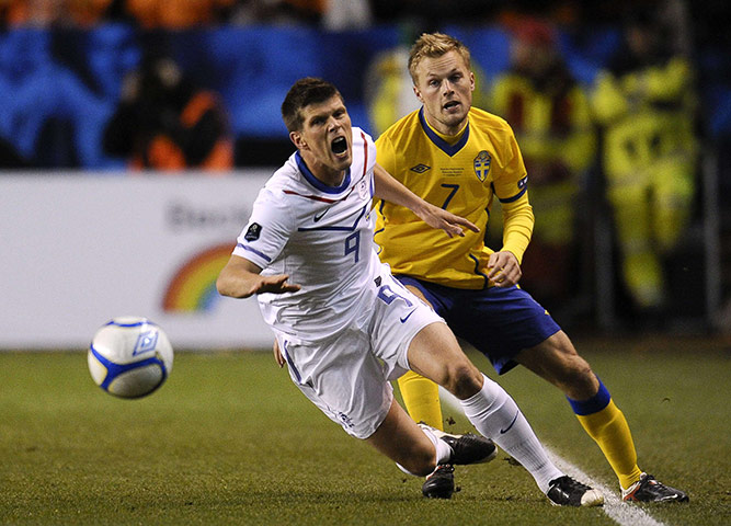 Euro 2012 Qualifiers: Hollands' Klaas-Jan Huntelaar vies with Sweden's Sebastian Larsson