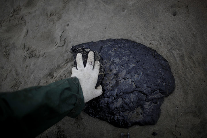 Rena oil spill: on Papamoa Beach near Tauranga , New Zealand