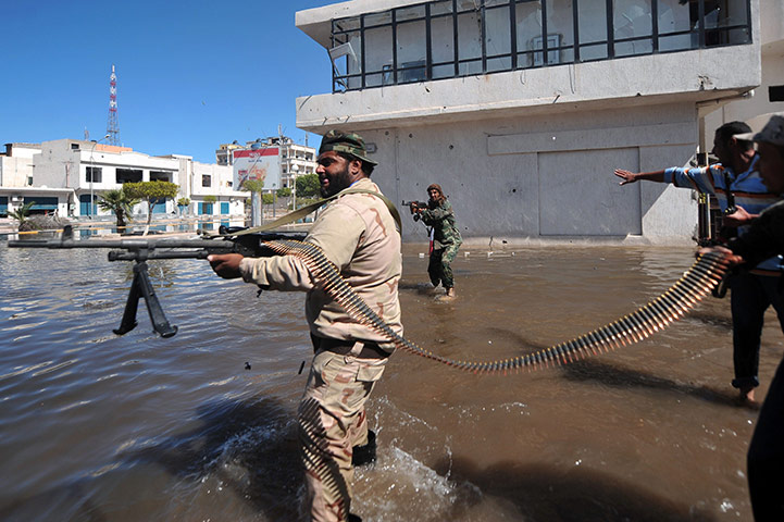 Sirte street battles: NTC fighters fire at forces loyal to Muammar Gaddafi 
