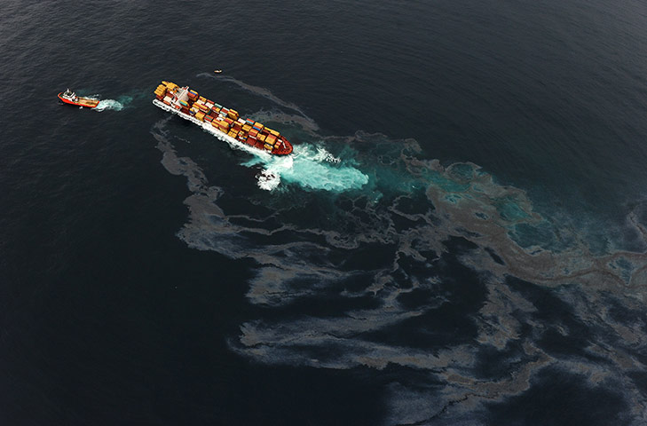 Rena oild spill: More Oil Spills From Stricken Cargo Ship