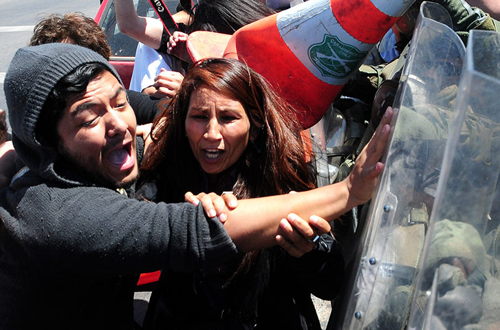 24 hours in pictures: Copiapo, Chile: Students clash with riot police