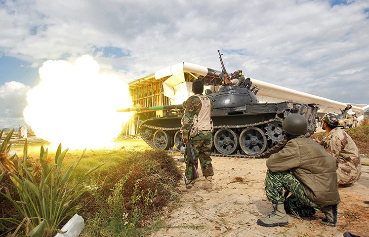 Libya, Sirte: A tank of Libyan rebels fire at pro-Gadaffi fighters 