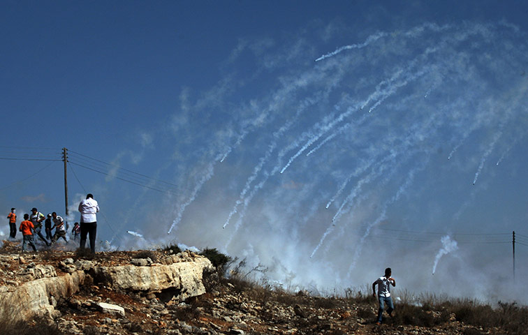 24 Hours: Israeli troops fire tear gas canisters on Palestinian stone throwers