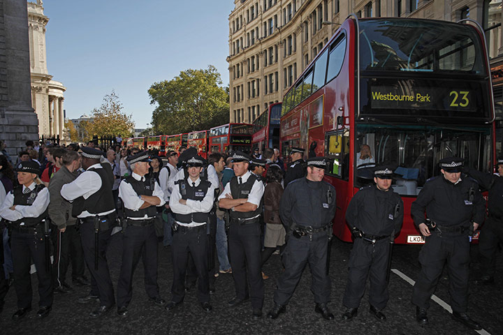Occupy London protests: Oct 15: London buses queue as police form a cordon 